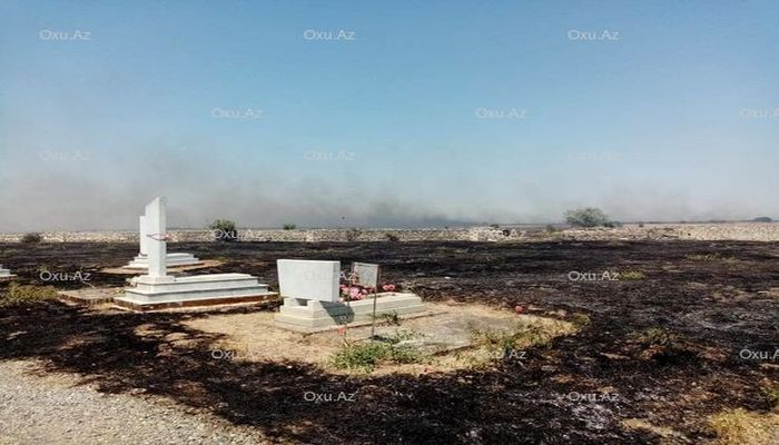 Армяне подожгли кладбище на линии фронта