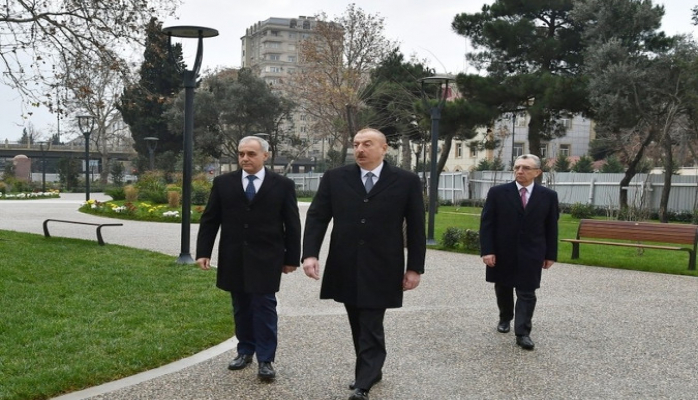 Prezident İlham Əliyev Bakının daha bir parkında aparılan yenidənqurma işləri ilə tanış olub