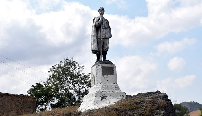 Azərbaycanın rayonunda dünyada nadir rast gəlinən heykəl ucaldılıb