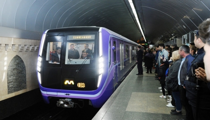 Bakı metrosunda təhlükəli anlar yaşanıb