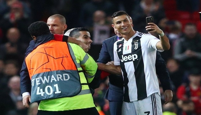 Ronaldu "Old Trafford"da meydana qaçan azarkeşlə selfi çəkdirib