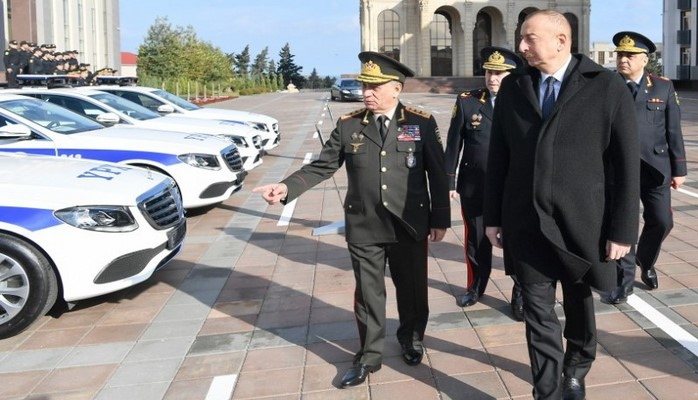 Prezident yol polisinin yeni maşınlarına baxdı