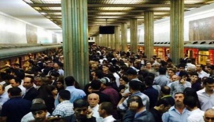 Bakı metrosunda problem yaşanıb