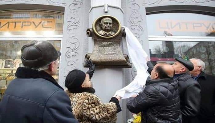 Ukraynada azərbaycanlı heykəltəraşın memorial lövhəsi