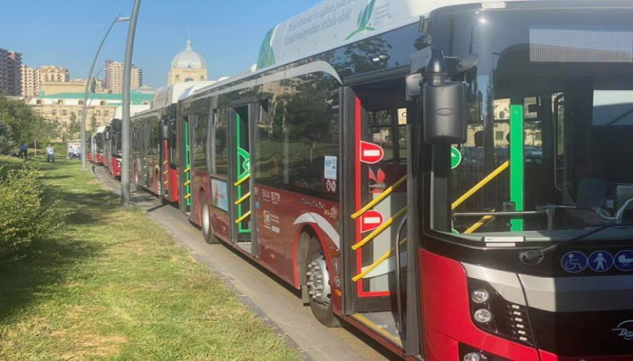 В Баку для устранения плотности пассажиров на линию выпущены новые автобусы