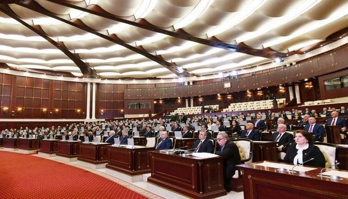 Parlament: İkisinə sədr seçildi, biri qaldı...