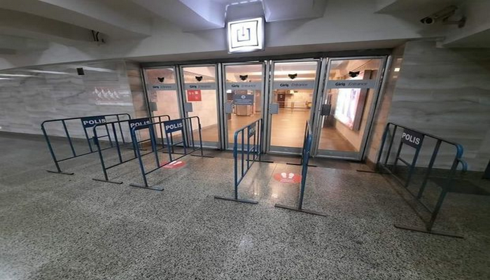 Bakı metrosunda xüsusi arakəsmələr quraşdırıldı