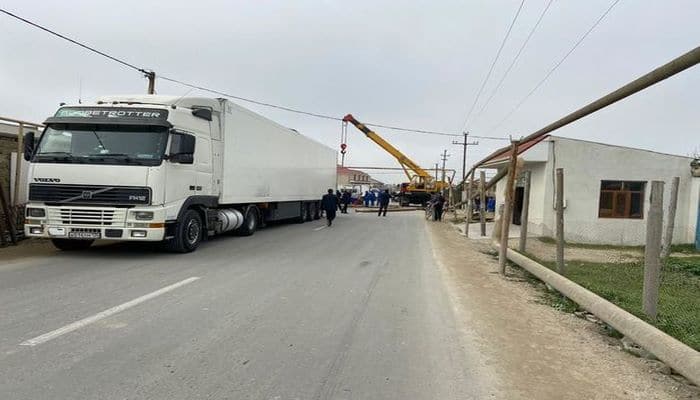 В Баку грузовик повредил газопровод, тысячи абонентов остались без газа