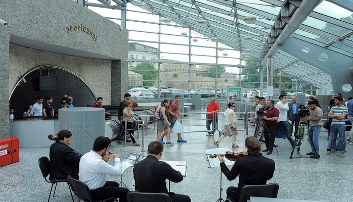 Bakı metrosunda musiqi dəqiqələri