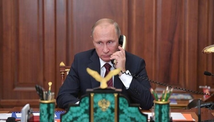 Putin hansı telefonlara üstünlük verdiyini açıqladı