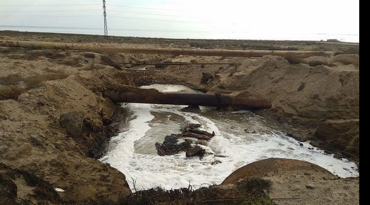 В одном из поселков Баку сточные воды и пластик сбрасываются в море