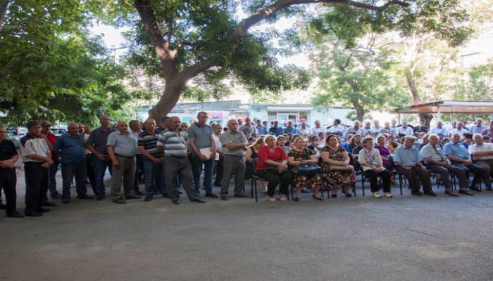 Bakıda zibil yığılması üçün hər mənzilə 2 cür paket paylanıb