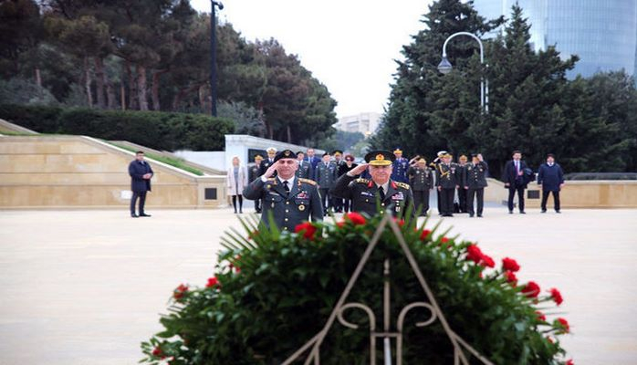 Главы генштабов Турции и Грузии на Аллее шехидов