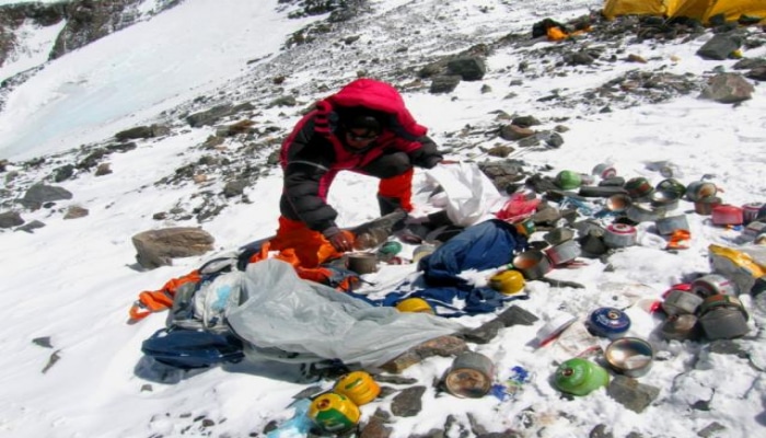 Everestdən 11 ton zibil yığılıb, dörd meyit tapılıb