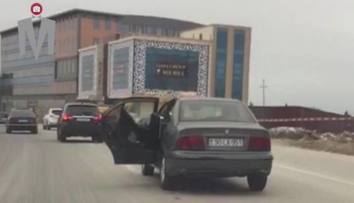 Водитель такси в Баку ехал с открытой дверью
