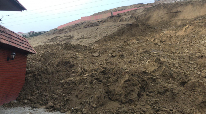 Badamdarda yenidən sürüşmə baş verdi, yol bağlandı