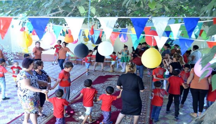 Qayğı mərkəzinin uşaqlarının əl işlərinin xeyriyyə satış-sərgisi təşkil edilib