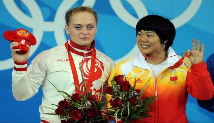 Rusiyalı ağır atlet Oksana Slivenko 2008-ci il Olimpiadasının qızıl medalını alıb