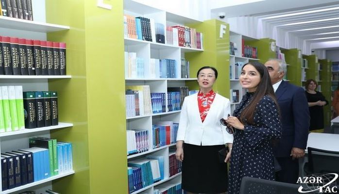 В UNEC начались занятия на дистанционных курсах китайского языка, организованных Фондом Гейдара Алиева