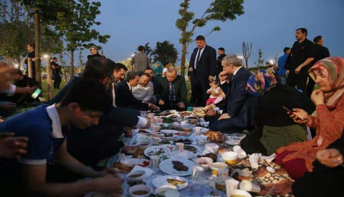 Ərdoğan vətəndaşlarla iftar süfrəsində