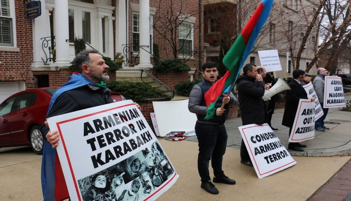 Xocalı soyqırımının ildönümü ilə əlaqədar Ermənistanın Vaşinqtondakı səfirliyi qarşısında etiraz aksiyası keçirilib