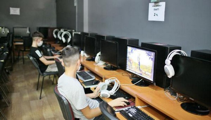 Diyarbakır'daki internet kafeler, koronavirüs tedbirleriyle kapılarını açtı