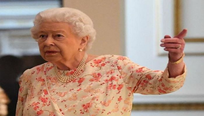 Королева Елизавета II запретила Меган Маркл носить рваные джинсы