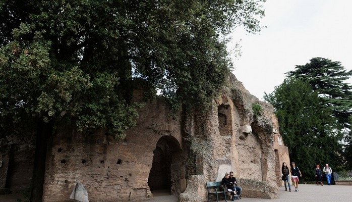 Roma forumunun divarlarının bir hissəsi uçub