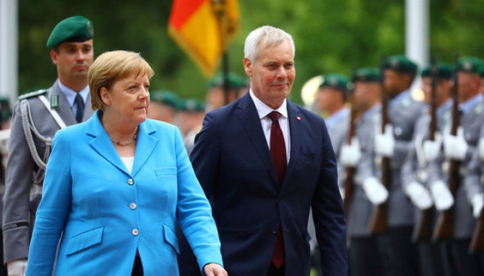 Angela Merkel Finlandiyanın baş naziri ilə görüş zamanı özünü pis hiss edib