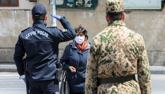 Bakıda icazəsiz çölə çıxan qadın polisə yaxınlaşdı, polis isə görün nə etdi...