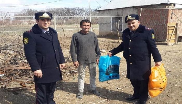 Samuxda polis şəhid ailələrinə bayram sovqatı paylayıb