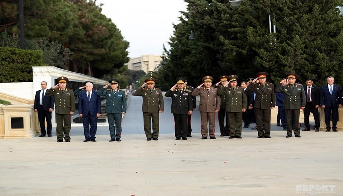 MDB ölkələrinin müdafiə nazirləri Şəhidlər xiyabanını ziyarət ediblər