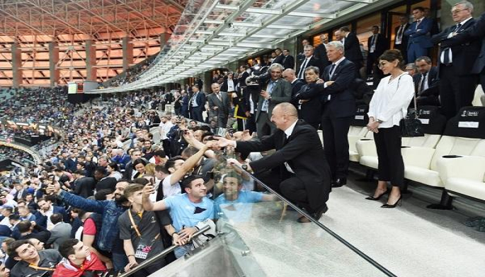 Prezidentin stadionda azarkeşlərlə səmimi fotoları