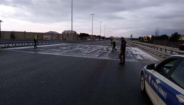 Bakıda yol polisləri yolda buz təmizlədi