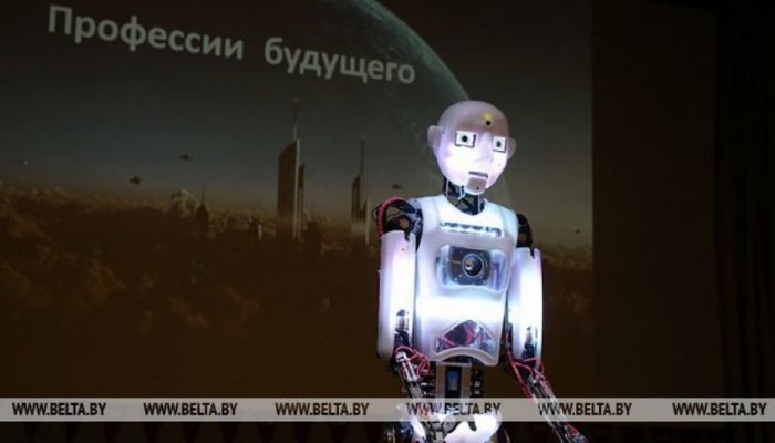 Robot İT-düşərgədə məktəblilərə açıq dərs keçdi