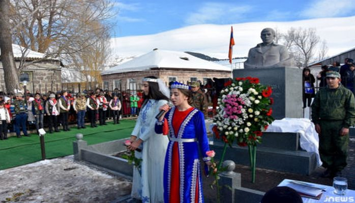 Xocalıda vuruşmuş erməniyə Gürcüstanda abidə qoyuldu