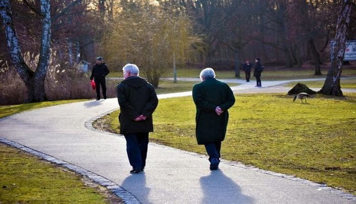 Обнаружена связь между медленной ходьбой и ранним старением мозга