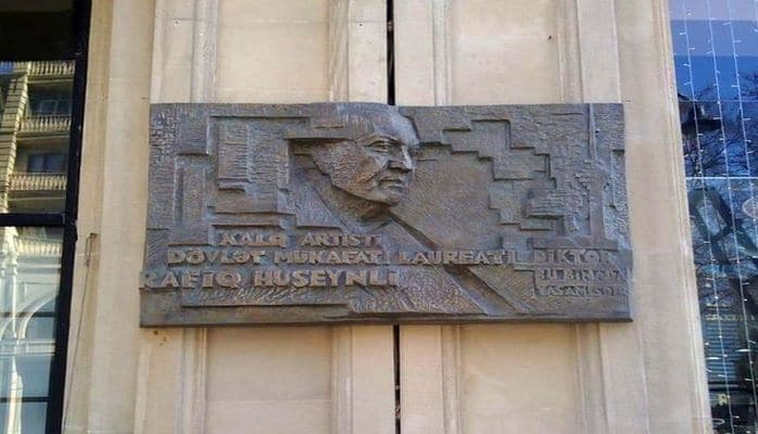 В Баку установлен барельеф Рафига Гусейнова
