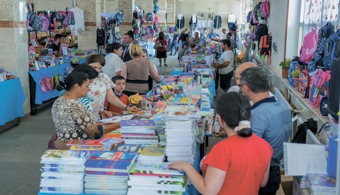 Naxçıvan şəhərində təşkil olunan məktəbli yarmarkasında çeşid bol, qiymətlər isə münasibdir