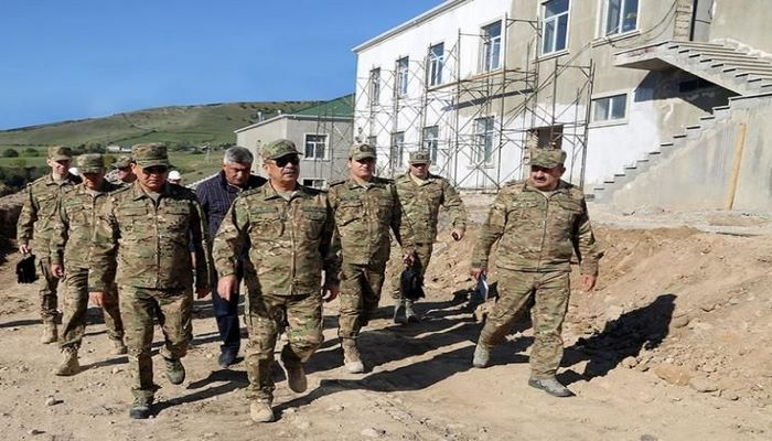 Müdafiə naziri cəbhəboyu zonada tikintisi davam edən hərbi hissələrdə olub