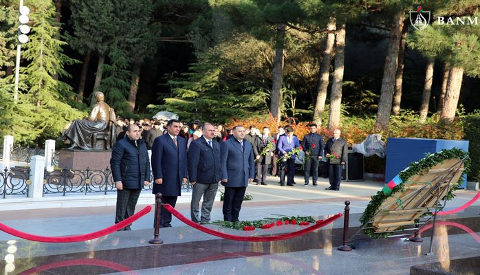 BANM-in kollektivi ümummilli lider Heydər Əliyevin məzarını ziyarət edib