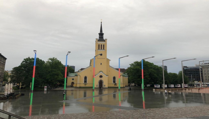 Estoniyanın 'Azadlıq' meydanı Azərbaycan bayrağının rənglərində işıqlandırılıb