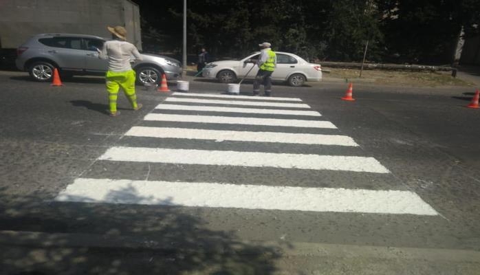 В Баку продолжаются работы по обновлению дорожной разметки