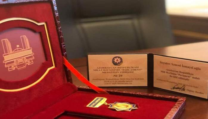 Deputatlara “Parlament” medalı verildi