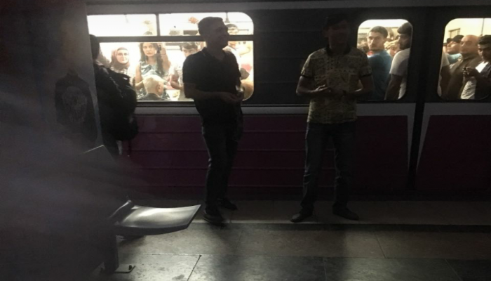 Metronun dörd stansiyasında işıqlar söndü