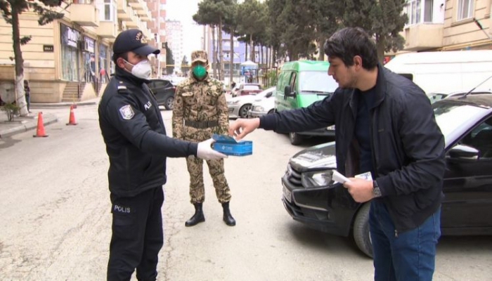 Xırdalanda polislər sakinlərə tibbi maska paylayıblar