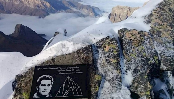 Qafqaz sıra dağlarında ən uca nöqtələrdən birinə “Aytmatov zirvəsi” adı verilib