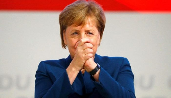 Merkel 23 il öncə aldığı paltarı geyərək hər kəsi heyran qoydu