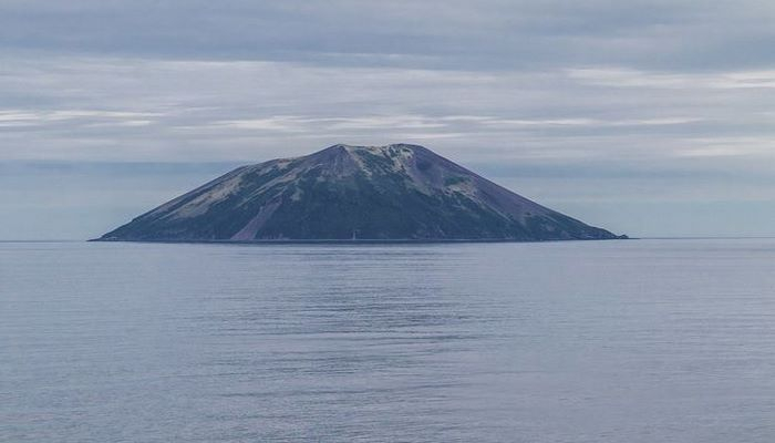 Извержение вулкана уничтожило все живое на острове