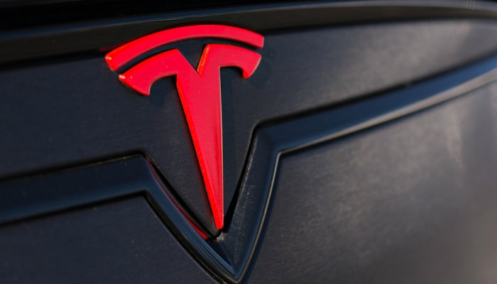 Сотрудникам Tesla сокращают зарплату до 30%